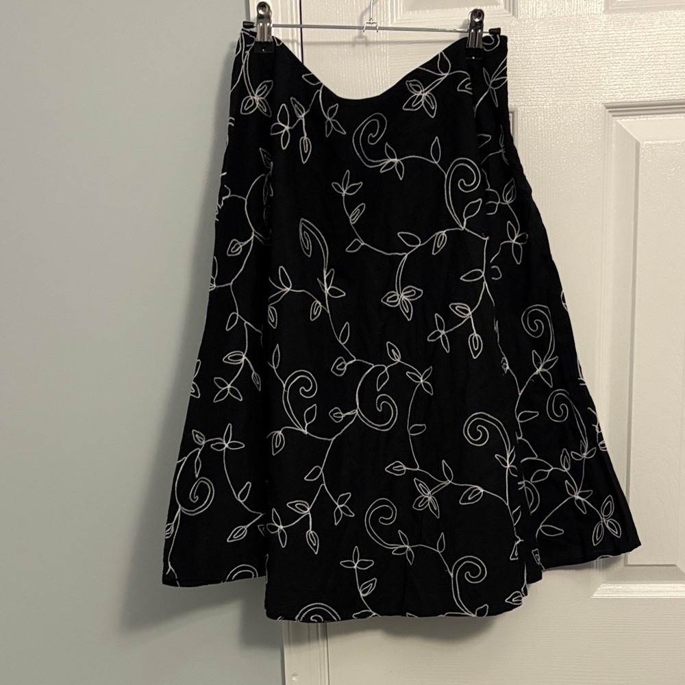 Caslon Embroidered Floral Black and White 100% Cotton Lined A-Line Skirt Size 10